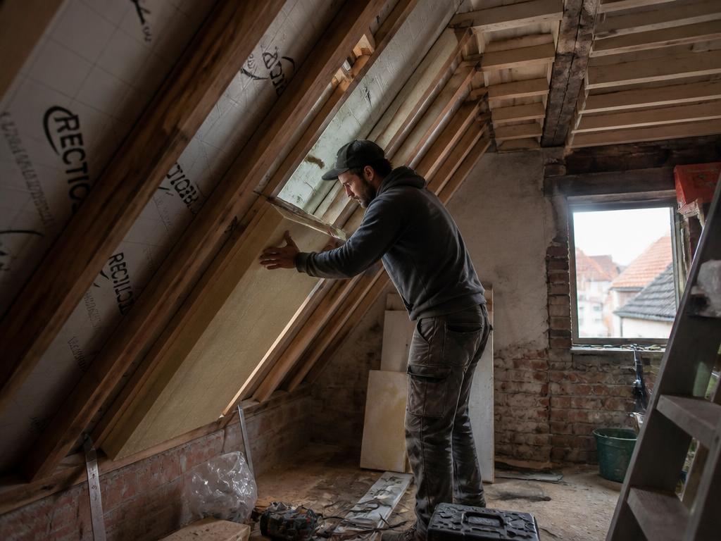 Vakman plaatst isolatieplaten tijdens een renovatie in de Kempen