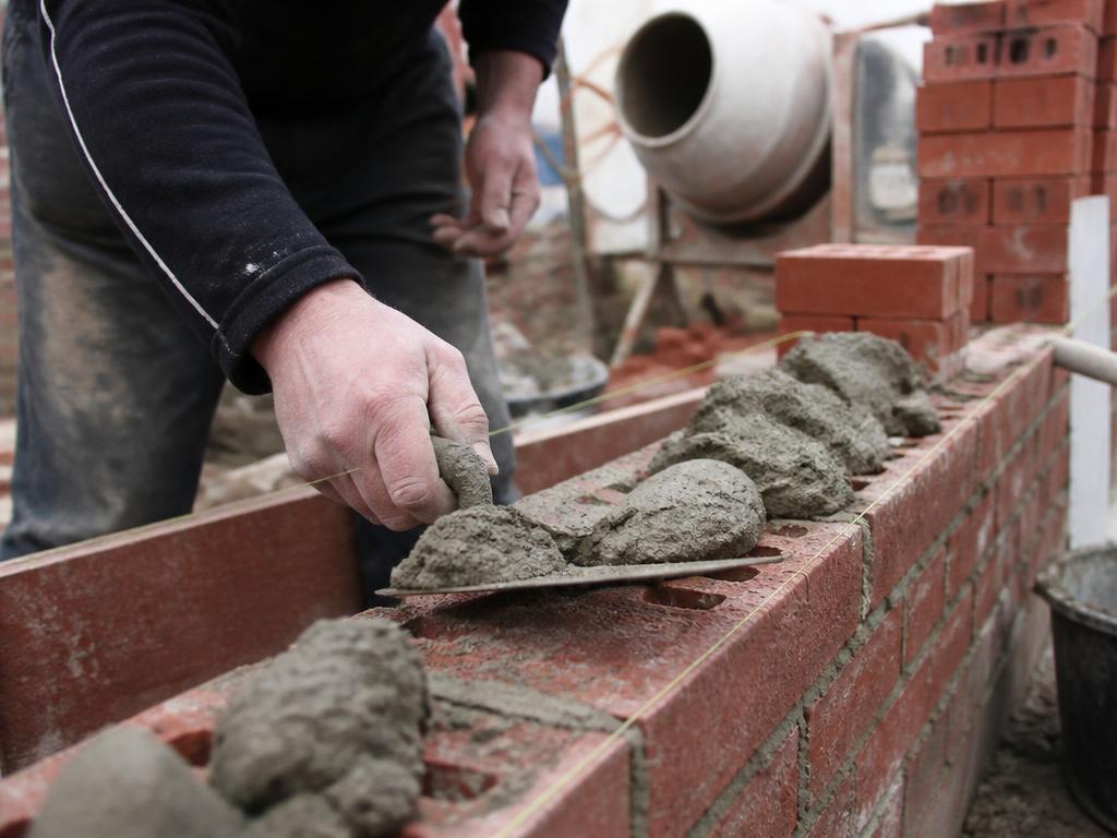 Vakman van Beba Construct metselt een gevel in Antwerpen